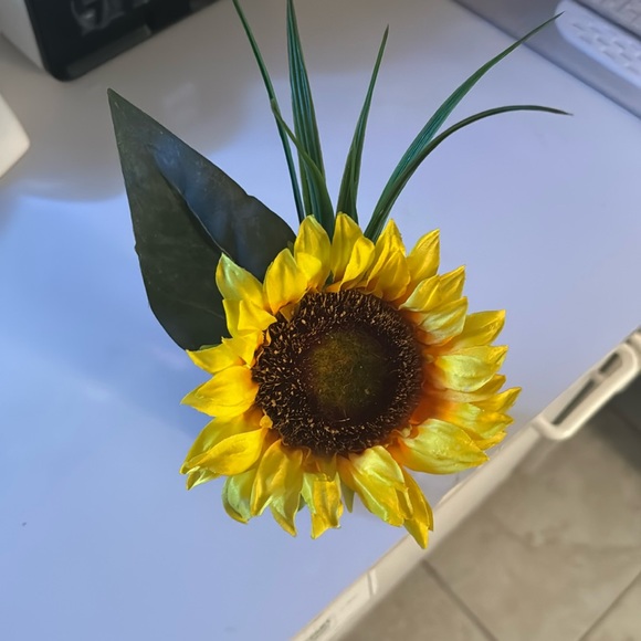 A artificial sunflower vase - Picture 1 of 2